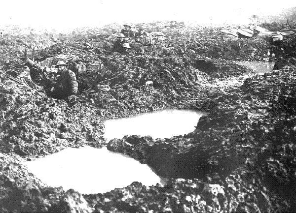 1917년 웅덩이 옆 참호에 대기 중인 캐나다 병사들. 출처 : www.worldwar1.com