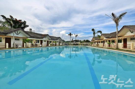 코스타벨라 트로피칼 비치 리조트는 해변에 야자수로 둘러 싸인 리조트이다.(사진=보물섬투어 제공)