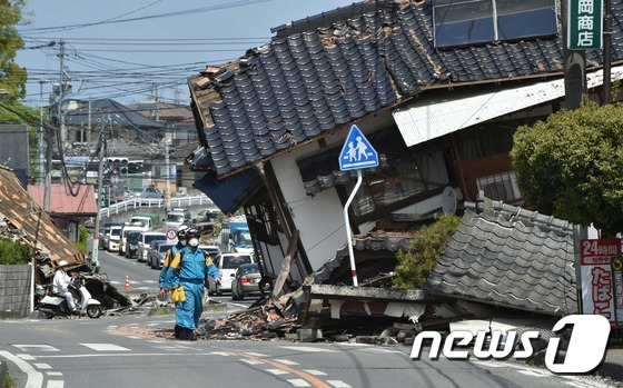 구마모토현을 강타한 지진으로 한 가옥이 완전히 무너졌다.© AFP=뉴스1