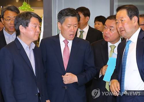 분주한 국민의당 지도부     (서울=연합뉴스) 황광모 기자 = 국민의당 안철수 공동대표와 주승용 원내대표, 장병완 정책위의장, 박주선 최고위원이 18일 오전 서울 마포 당사에서 열린 최고위원회의에 입장하다 분주하게 대화를 하고 있다.