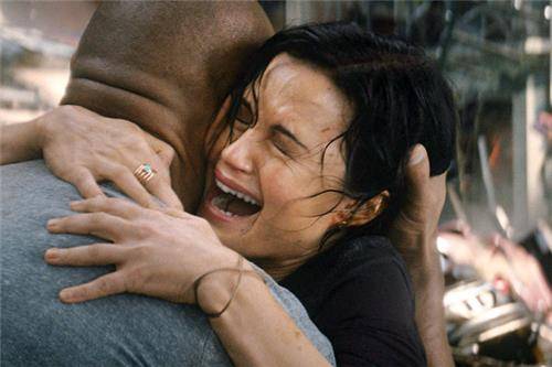 대지진에서 살아남았지만, 여진이 계속되는 한 아직 끝난 것이 아닙니다. 건물 잔해 낙하, 위험물질 유출 등을 조심해야 합니다. [영화 '샌 안드레아스' 사진자료]