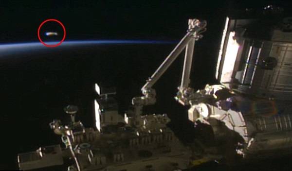 국제우주정거장 주변의 UFO는 제이든 비슨이라는 20세 청년이 자신의 휴대폰을 통해 ISS의 모습을 실시간으로 보는 중에 시가형태의 UFO를 발견한 지 2주만의 일이다. 사진=나사