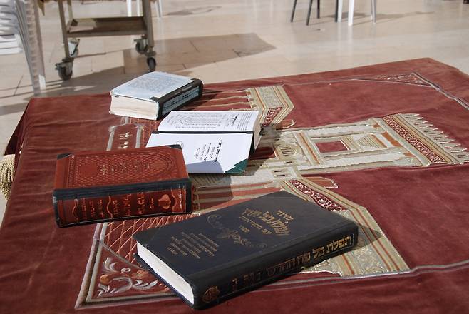 유대교인은 예수를 믿지 않는다. 그들에게는 ‘구약’과 ‘신약’의 구분이 없다. 단지 ‘성경(Bible)’일 뿐이다. 그리스도교가 생기면서 그들의 ‘성경’이 ‘구약(Old Testment)’으로 불리게 됐다.