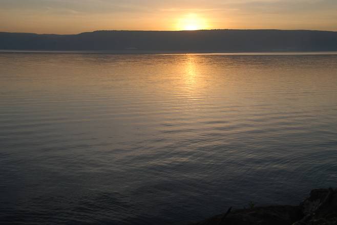 ‘없이 계신 하느님’에게서 빛과 어둠이 나왔다. 해와 달도 나왔다. 온우주가 그렇게 생겨났다.