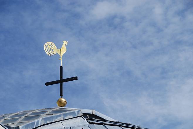 사도 베드로는 닭 울기 전 세 번 예수를 부인했다. ‘안식’이 없는 안식일도 마찬가지 아닐까. ‘신의 속성’의 반대쪽으로만 내달리는 일이 아닐까.