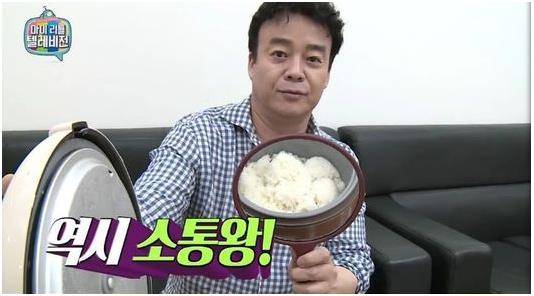 ‘마이 리틀 텔레비전’에서 시청자들이 캠에 비친 음식 모습이 잘 안 보인다고 하자 집에서 가져온 거울로 음식 모습을 비춰주고 있다. ‘마이 리틀 텔레비전’ 캡처