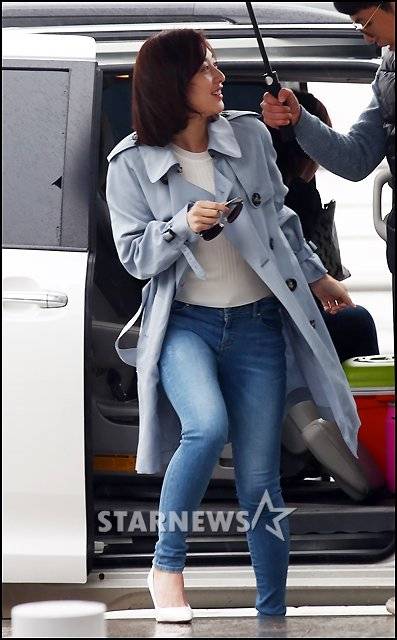 [★포토]김지원 '돋보이는 스키니진 각선미'