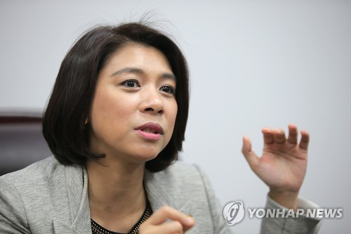 이자스민 의원, 연합뉴스 인터뷰     (서울=연합뉴스) 이정훈 기자 = 최초의 이주민 출신인 새누리당 이자스민 의원이 지난 19일 국회 의원회관 집무실에서 연합뉴스와 인터뷰를 하고 있다. 2016.4.21     uwg806@yna.co.kr