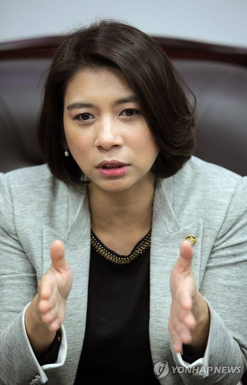 이자스민 의원, 연합뉴스 인터뷰 (서울=연합뉴스) 이정훈 기자 = 최초의 이주민 출신인 새누리당 이자스민 의원이 지난 19일 국회 의원회관 집무실에서 연합뉴스와 인터뷰를 하고 있다. 2016.4.21 uwg806@yna.co.kr
