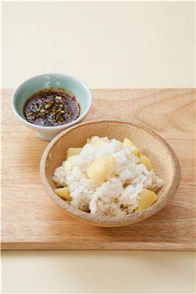 4. 밥이 뜸이 들면 밥공기에 담고 분량의 양념장 재료를 섞어 곁들인다.