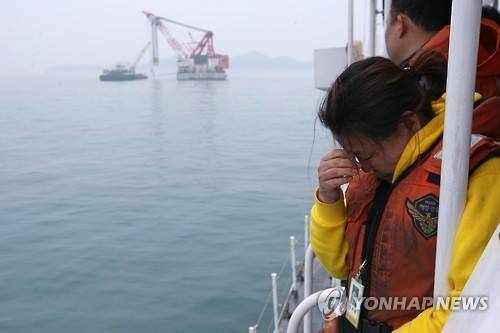 23일 오후 전남 진도군 세월호 침몰 해역을 찾은 단원고 희생자 안주현 학생의 엄마 김정해씨가 눈물을 훔치고 있다. 2016.4.23