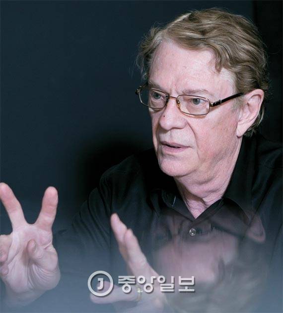 토리 히긴스 교수는 인간의 심리 성향을 ‘성취지향형’과 ‘안정지향형’으로 분류한다. 그는 “성취지향적인 사람도 아이를 데리고 길을 건널 땐 안전 지향이 되듯 상황에 따라 성향이 바뀔 수 있다”면서도 “한 사람의 행동 전반을 지배하는 우세한 성향은 있다”고 강조한다. [사진 권혁재 사진전문기자]