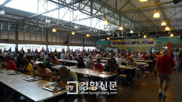 벨루오리존치 센트로에 있는 민중식당에서 시민들이 점심을 먹고 있다. 벨루오리존치(브라질)| 정희완 기자 roses@kyunghyang.com