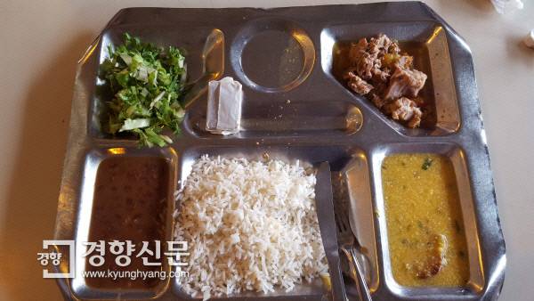 벨루오리존치 센트로에 있는 민중식당의 점심 메뉴. 밥과 콩, 옥수수 수프, 닭고기, 야채가 나왔다. 벨루오리존치(브라질)| 정희완 기자 roses@kyunghyang.com