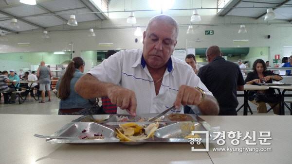 벨루오리존치 바레이루 민중식당에서 반델리(59)가 점심을 먹고 있다. 그는 식당 근처 백화점의 폭스바겐 대리점 판매원으로 일한다. 반델리는 “사실 나는 일반 식당에서 음식을 사먹을 여유가 되지만 값만 비싸고 기름져 민중식당을 찾는다”고 했다. 벨루오리존치(브라질)| 정희완 기자 roses@kyunghyang.com
