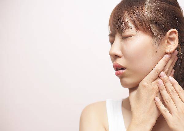 [헬스조선]턱관절 장애를 예방하기 위해 이갈이 등의 행동을 삼가는 것이 좋다/사진=조선일보 DB