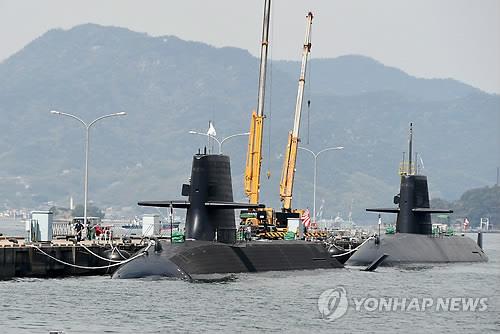 [구레<日 히로시마현> AFP=연합뉴스.자료사진] 지난 4월 12일 일본 히로시마현 구레 부두에 일본 '해상자위대(JMSDF)' 소속 잠수함들이 정박해 있는 모습.
