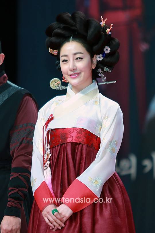 배우 오나라가 27일 오후 서울 마포구 MBC 미디어센터에서 진행된 드라마 ‘옥중화’ 제작발표회에 참석해 포토타임을 갖고 있다.