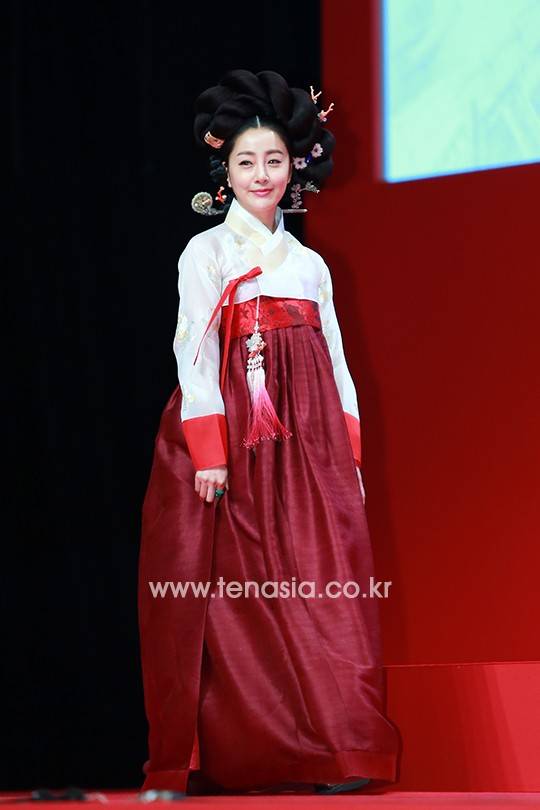 배우 오나라가 포토월로 입장하고 있다. (옥중화)