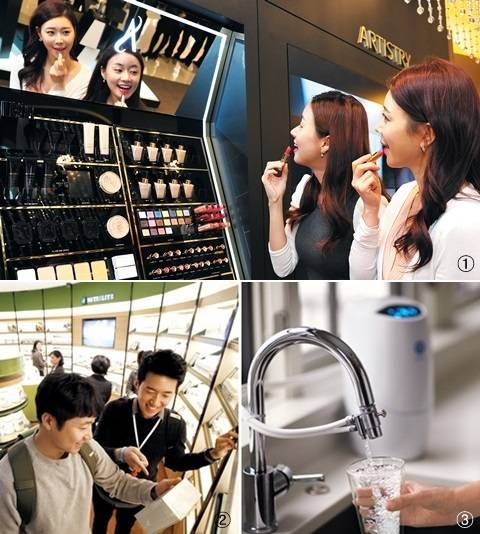 서울 반포동에 있는 한국암웨이 강남프라자에서 고객들이 암웨이 화장품 ‘아티스트리’ 립스틱을 써보고 있다.(①) 전국 14곳의 암웨이 프라자에선 영양제 ‘뉴트리라이트’(②)나 정수기 ‘이스프링’(③) 등 암웨이 제품을 체험하고 구매할 수 있다. /한국암웨이 제공