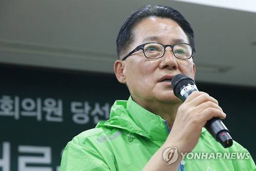 3번째 원내대표 맡은 박지원의 수락연설      (양평=연합뉴스) 황광모 기자 = 국민의당 20대 국회 원내대표에 추대된 박지원 의원이 27일 오전 경기도 양평 한화리조트에서 열린 당선인 워크숍에서 원내대표 수락 연설을 하고 있다.