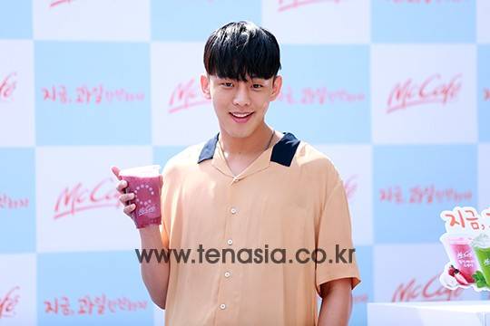 배우 유아인이 28일 오후 서울 종로구 관훈동 맥도날드 관훈점에서 열린 ‘맥카페 스무디&프라페 10만잔 판매 돌파 기념 행사’에 참석해 포토타임을 갖고 있다.