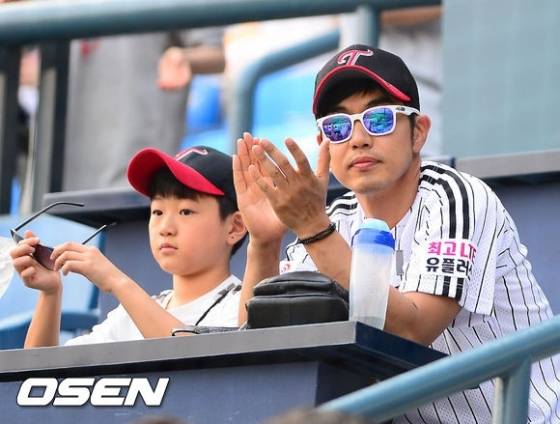 배우 이종혁씨가 아들과 함께 잠실야구장 테이블석에서 야구를 관람하고 있다./사진= OSEN