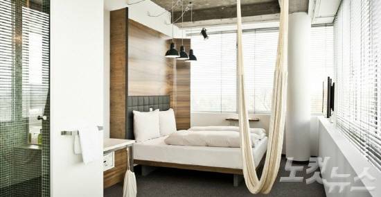 다니엘호텔의 객실내의 해먹 (사진=투리스타 제공)