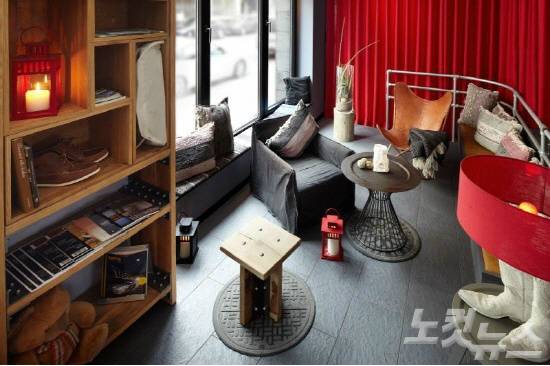 리바이스 테마로 이뤄진 객실 (사진=투리스타 제공)