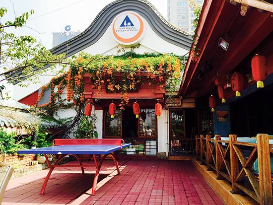 중국 쿤밍의 험프 게스트하우스처럼 포근하면서 개방적인 공용 공간을 지닌 숙소는 여행자의 마음을 사로잡는다.