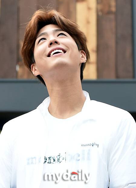 ▲ 하늘 바라보는 박보검, '천사같아'