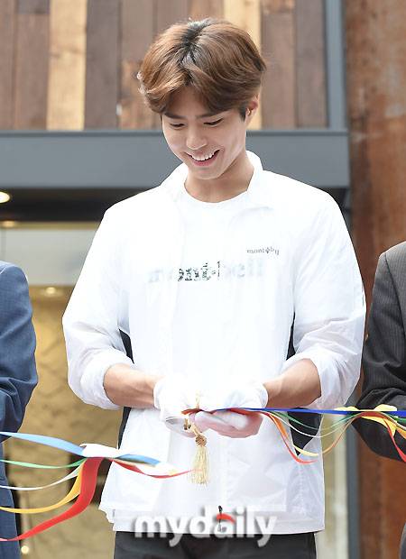 ▲ 박보검, '컷팅하는게 이렇게 귀여울 일이야?'