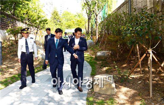 광주 남구는4월 29일 최영호 남구청장을 비롯한 관계공무원, 지역주민 등 50여 명이 참석한 가운데 효덕초등학교와 진월동 신흥타운아파트 사이에 보행자 전용 녹음 숲 ‘용오름길 정원’ 개장식을 개최했다. 사진제공=광주시 남구