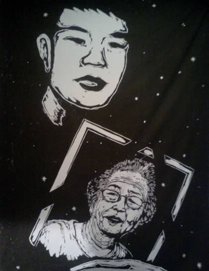 어머니 이소선 여사의 영정을 가슴에 품은 전태일 열사의 모습을 나타낸 작품(사진=전태일재단 홈페이지)