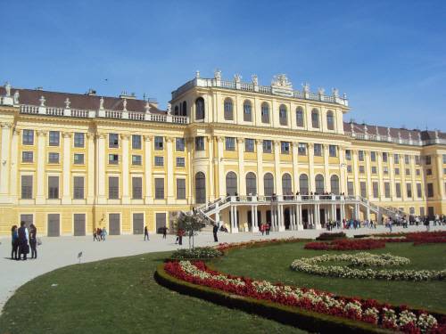 ① 음악의 나라 오스트리아의 수도 빈에 있는 쇤브룬 궁전. 합스부르크 가문의 왕비인 마리아 테레지아가 여름별장으로 지은 곳이다. 쇤브룬은 `아름다운 샘` 이라는 뜻이다.