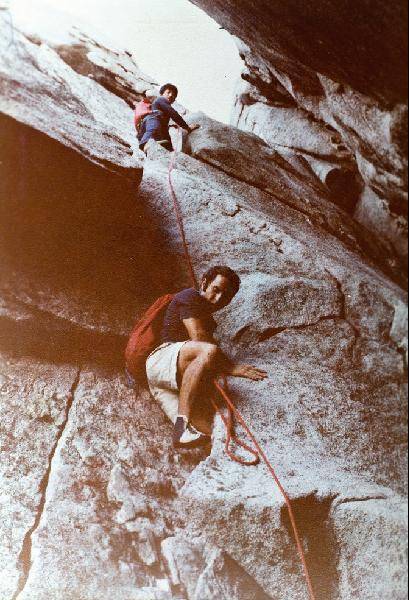 [월간산]선인봉 측면길을 오르는 김도섭씨와 이본 취나드.