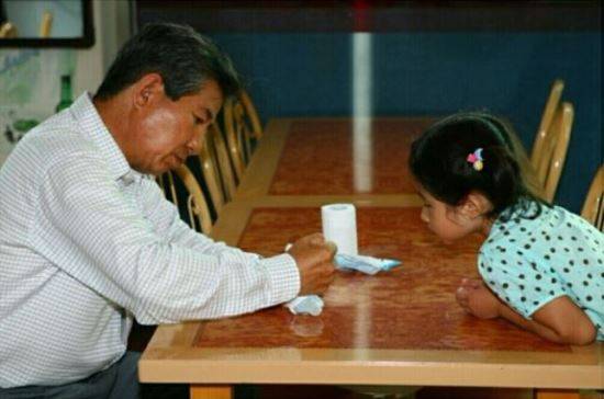 사진=온라인 커뮤니티 오늘의 유머. 퇴임 후 고향인 봉하마을로 돌아온 노 전 대통령은 손녀와 함께 행복한 시간을 보냈다.