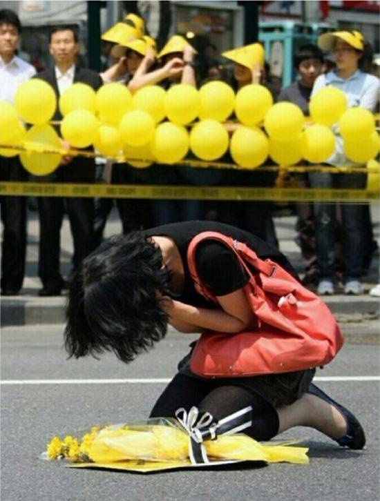 사진=노무현 노제에 참석한 한 시민이 거리에서 통곡을 하고 있다.