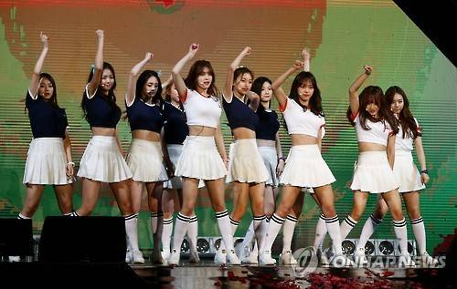 박력있는 무대 선보이는 아이오아이     (서울=연합뉴스) 이재희 기자 = 5일 오전 서울 중구 장충체육관에서 열린 '아이오아이(I.O.I) 데뷔앨범 Chrysalis' 발표 쇼케이스에서 멤버들이 신곡 '드림걸스'를 시연하고 있다. 2016.5.5     scape@yna.co.kr