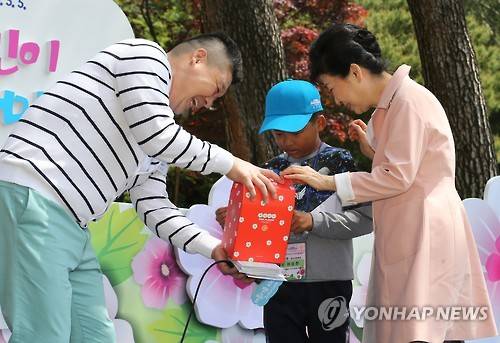 편지선물 받는 박 대통령     (서울=연합뉴스) 백승렬 기자 = 박근혜 대통령이 5일 청와대에서 열린 어린이날 행사에서 어린이로부터 편지선물을 받고 있다.