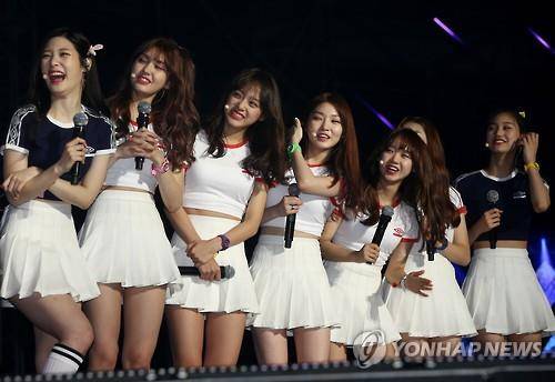 (서울=연합뉴스) 이재희 기자 = 5일 오전 서울 중구 장충체육관에서 열린 '아이오아이(I.O.I) 데뷔앨범 Chrysalis' 발표 쇼케이스에서 멤버들이 활짝 웃고 있다. 2016.5.5scape@yna.co.kr