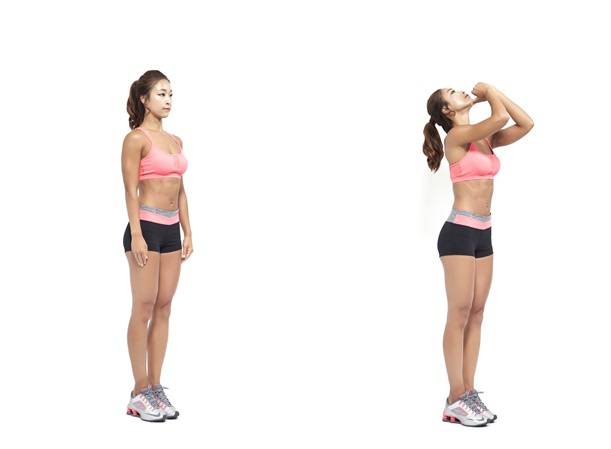 허리를 세우고 똑바로 선다. 턱이 위로 젖혀지도록 양 엄지손가락으로 올리고 20초 정도 유지한다.