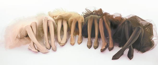 프랑스 럭셔리 구두 디자이너 크리스찬 루부탱은 지난달 `7가지 컬러의 누드 컬렉션` 을 선보였다. 모든 여성들이 본인의 피부색과 완벽하게 어울리는 누드 톤을 찾을 수 있도록 했다. [사진 크리스찬 루부탱]