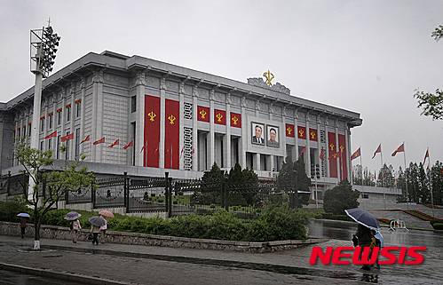 【평양=AP/뉴시스】북한 주민들이 5일 평양에 인공기들로 장식된 4·25 문화회관을 지나가고 있다. 북한은 6일 36년만 가장 큰 정치행사인 제7차 노동당 대회를 개막했다. 2016.05.06  photo@newsis.com