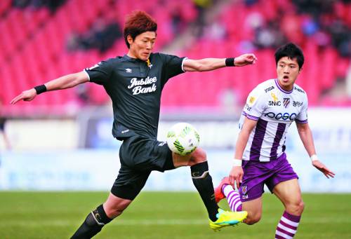 성남 FC의 골잡이 황의조(왼쪽)가 지난달 13일 성남시 탄천종합운동장에서 열린 전남 드래곤즈와의 2016 K리그 클래식 5라운드 경기에서 공격을 시도하고 있다. 뉴시스