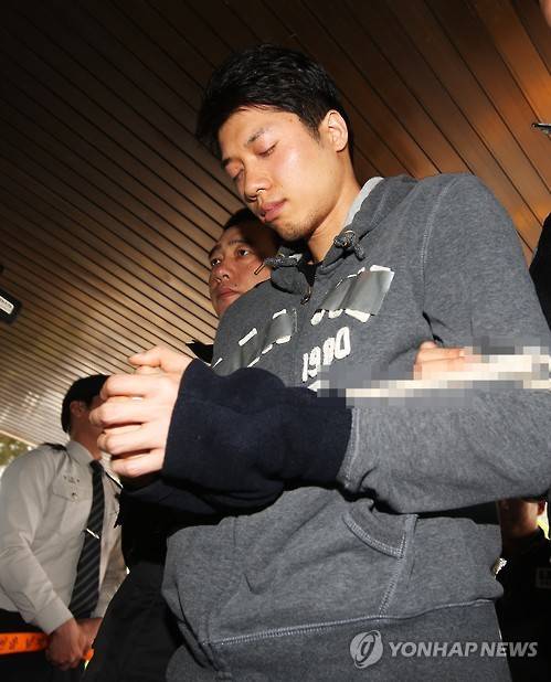 영장실질심사 마친 대부도 토막살인 피의자     (안산=연합뉴스) 홍기원 기자 = 살인 및 사체유기 등 혐의로 구속영장이 청구된 대부도 토막시신 사건 피의자 조모씨가 7일 오후 영장실질심사를 받은 후 경기도 안산시 안산단원경찰서로 들어서고 있다. 경찰은 조씨의 범행 수법이 잔인하고 사망이라는 중대한 결과를 가져온 점으로 볼 때 공개대상에 해당한다고 판단해 얼굴과 신상정보를 공개하기로 했다. 2016.5.7     xanadu@yna.co.kr