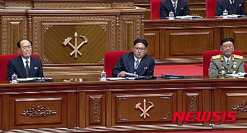 【서울=뉴시스】조선중앙TV는 제7차 북한 노동당대회 이틀째인 7일 오후 김정은 국방위원회 제1위원장의 당 중앙위원회 사업총화 보고를 녹화 방송하고 있다.   북한 노동당의 사업 전반을 평가하는 사업 총화는 김정은 위원장의 주재로 이틀째 이어졌다. 2016.05.06. (사진= 조선중앙TV 캡쳐)    photo@newsis.com