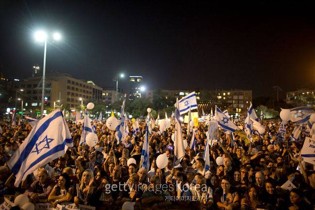 이스라엘 시민들이 지난 4월 19일 이스라엘 텔아비브의 한 광장에 모여 팔레스타인 청년을 사살한 이스라엘 군인 엘러 아자리아의 석방을 요구하는 시위를 벌이고 있다.[사진=게티이미지]