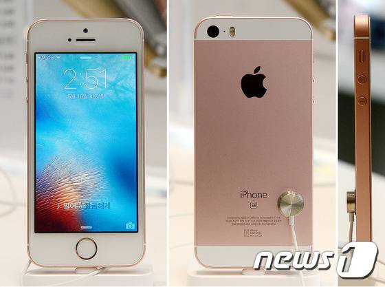 서울 프리스비 명동점에 전시된 아이폰SE 로즈골드 모델. 2016.5.10/뉴스1 © News1 박세연 기자