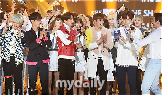 ▲ 빅스 '박수치며 1위 자축'